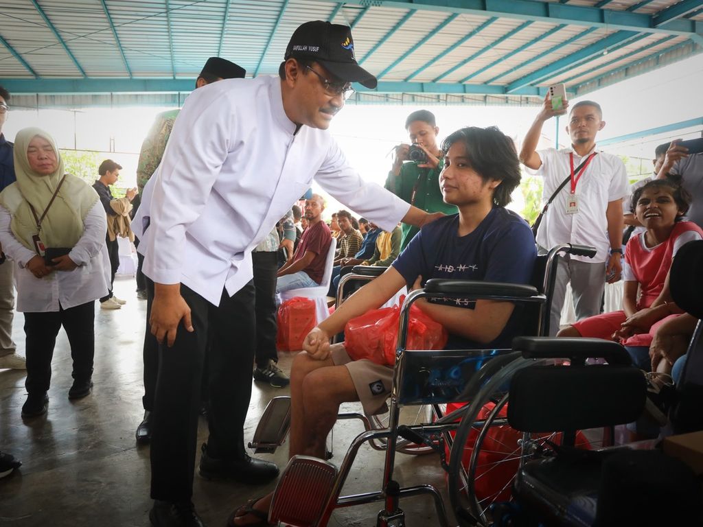 Menteri Sosial Saifullah Yusuf memberikan bantuan sosial kepada kelompok rentan di Ambon, Maluku, Kamis (3/10/2024).