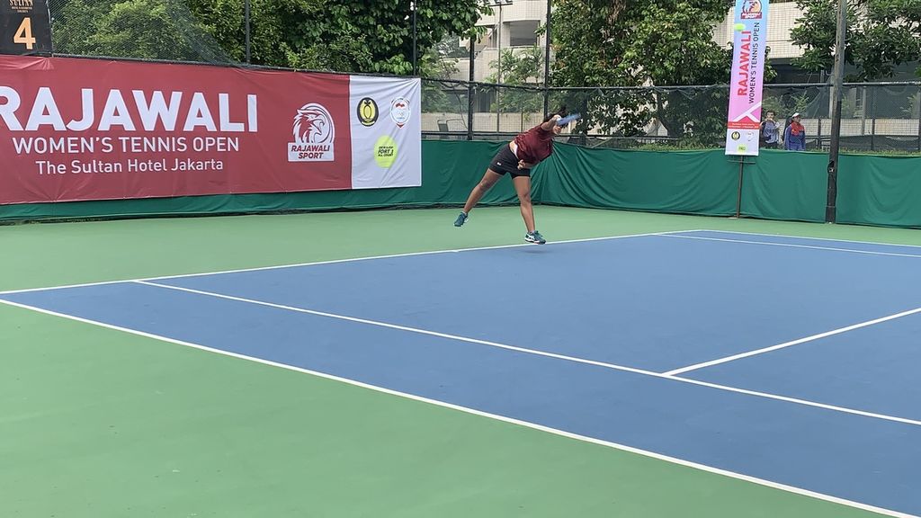 Fitriana Sabrina melaju ke semifinal turnamen tenis Rajawali Women's Tennis Open 2022. Dia berhasil mengalahkan Kholisa Siti Maesaro, 6-1, 6-2 pada partai perempat final yang berlangsung di lapangan tenis Hotel Sultan, Jakarta, Jumat (2/12/2022).