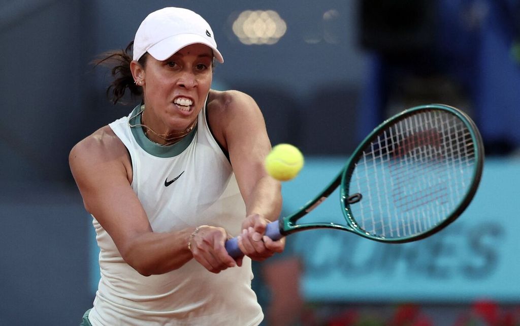 Madison Keys returned the ball towards Ons Jabeur in the quarterfinals of the WTA 1000 Madrid at Caja Magica Madrid on April 30, 2024. Keys will face Iga Swiatek in the semifinals after defeating Jabeur on Thursday (5/2/2024).