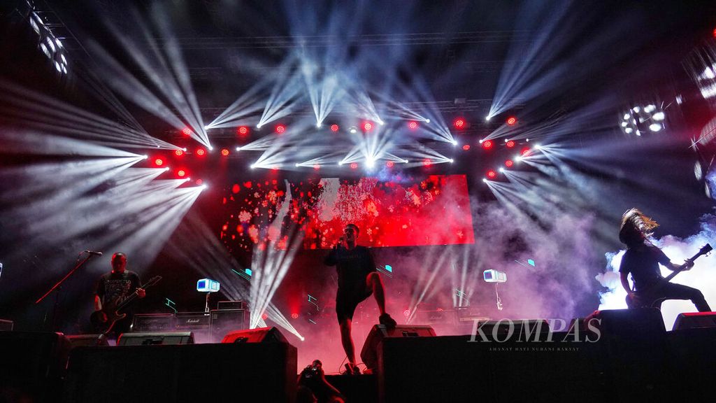 Aksi panggung kelompok Burgerkill dalam acara Hammersonic Festival 2023 di Jakarta International E-Prix Circuit, Ancol, Jakarta Utara, Sabtu (18/3/2023).