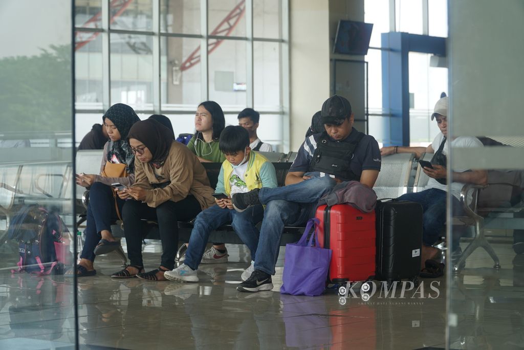 Penumpang menunggu bus di ruang tunggu keberangkatan Terminal Terpadu Pulo Gebang, Jakarta Timur, Sabtu (16/12/2023). Sembilan hari menjelang perayaan Natal, jumlah penumpang di terminal ini relatif normal.
