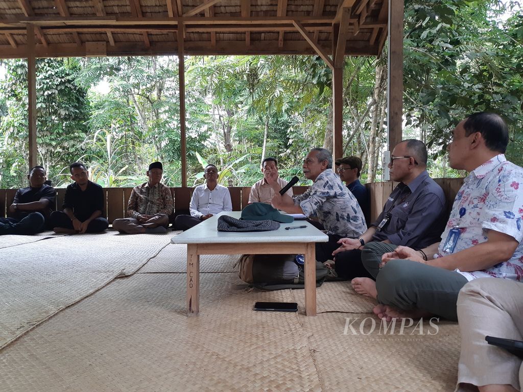 Village assistant supporting the National Cultural Heritage Area (NCHA) of Muarajambi, Ibe Karyanto (holding the microphone), is engaging in a discussion with village chiefs from eight supporting villages of NCHA Muarajambi, on Wednesday (20/3/2024), at the NCHA Muarajambi complex, in Muaro Jambi Regency, Jambi.