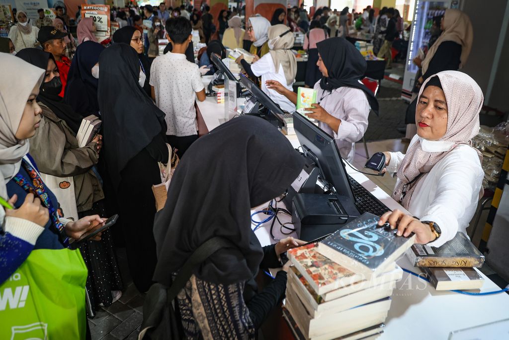 Pengunjung membayar buku yang dibeli dalam acara Semesta Buku di Gedung Kompas Gramedia, Jakarta, Rabu (6/12/2023). Gramedia menggelar festival buku yang menghadirkan sekitar 1.000.000 koleksi buku yang dijual mulai dari harga Rp 5.000. 