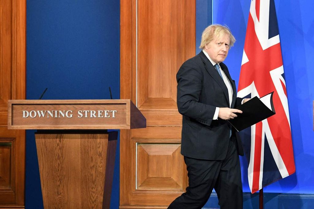 Foto yang diambil per 5 April 2021 ini menunjukkan Perdana Menteri Inggris Boris Johnson tiba untuk memberi keterangan mutakhir soal Covid-19 pada konferensi pers di Ruang Briefing Downing Street di London, Inggris. (Photo by Stefan Rousseau / POOL / AFP)