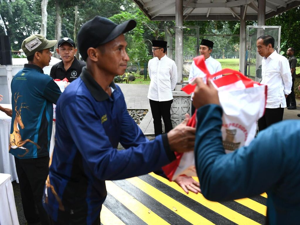 Presiden Joko Widodo menyaksikan penyerahan bantuan paket sembako bagi masyarakat di sekitar Kompleks Istana Kepresidenan Bogor, Jawa Barat, Sabtu (6/4/2024).