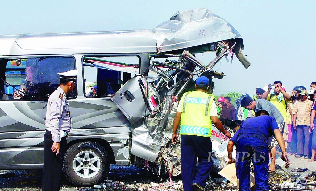 Minibus angkutan umum travel Nusantara Jaya dengan nomor polisi AG 7103 M yang ditumpangi 20 penumpang hancur akibat tabrakan maut dengan bus Sumber Kencono W 7181 UY yang menewaskan 19 orang, Senin (12/9/2011), di Jalan Raya Bay Pass Mojokerto Kilometer 51, Mojokerto, Jawa Timur.