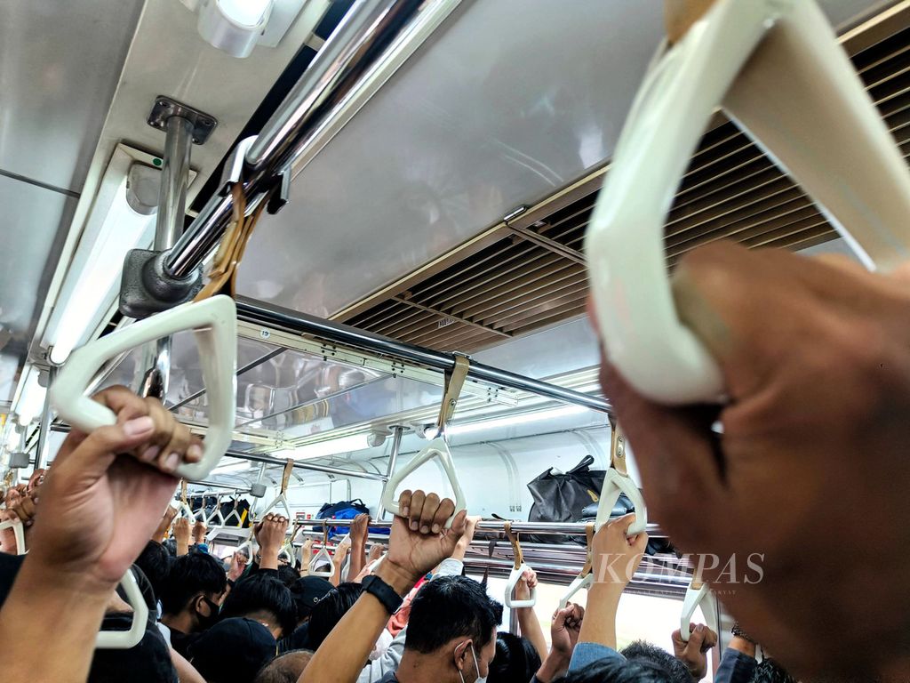 Kepadatan penumpang KRL Commuterline dari stasiun awal Rangks Bitung, Banten tujuan Stasiun Tanah Abang, Jakarta, Senin (3/7/2023).