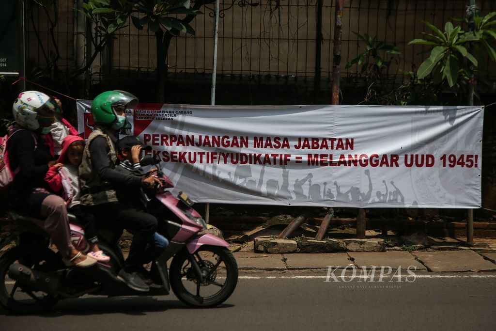 The discourse of postponing the election and the presidential term for three terms was rejected by the public through banners in the Jagakarsa area, Jakarta, Sunday (13/3/2022).