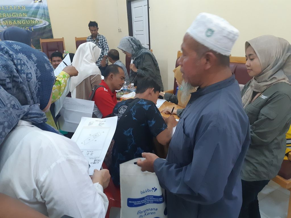 Masyarakat mengikuti proses pembebasan lahan untuk pembangunan Jalan Tol Trans-Sumatera Jambi-Betung I, di Desa Sungai Bertam, Kecamatan Jambi Luar Kota, Kabupaten Muaro Jambi, Kamis (2/3/2023). 