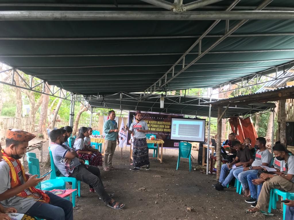 Masyarakat adat Rendudi Lambo, Nagekeo, sedang mendengarkan sosialisasi pemahaman tentang hak-hak mereka oleh sejumlah aktivis terkait pembangunan Bendungan Lambo.
