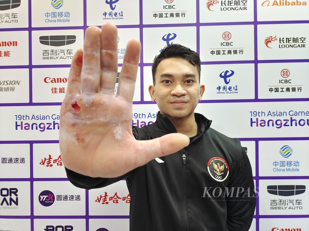 Lifter Ricko Saputra belum mampu berbuat banyak dalam cabang angkat besi kelas 61 kg Asian Games Hangzhou, China 2022 di Xiaoshan Sports Centre Gymnasium, Provinsi Zhejing, Minggu (1/10/2023). 