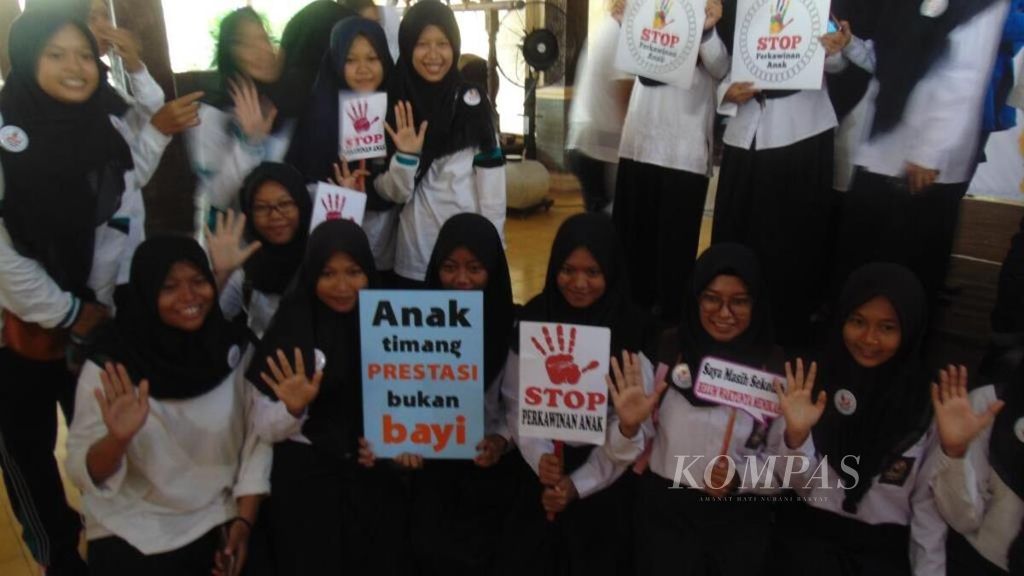 Pelajar menunjukkan poster yang berisi tentang penghentian perkawinan anak, di Pendopo Indramayu, Jawa Barat, Sabtu (18/11). Kampanye itu merupakan bagian dari Gerakan Bersama Stop Perkawinan Anak.