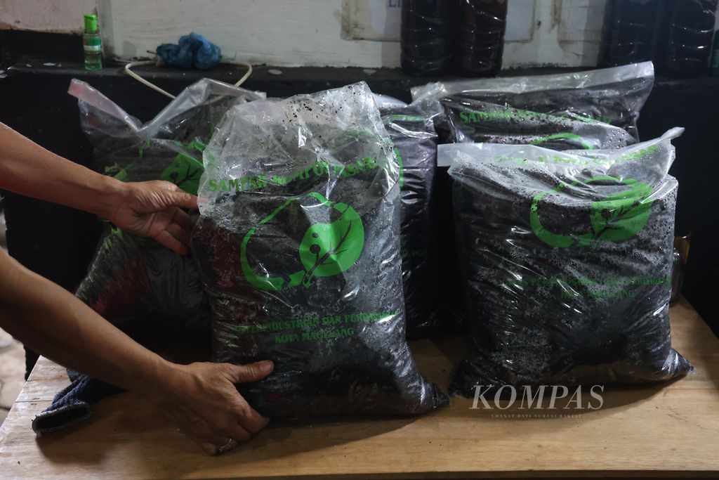 Irwanto (46) menata kompos yang dibuat dari sampah di tempat pengelolaan akhir Pasar Kebonpolo, Kota Magelang, Jawa Tengah, Selasa (11/10/2022). 