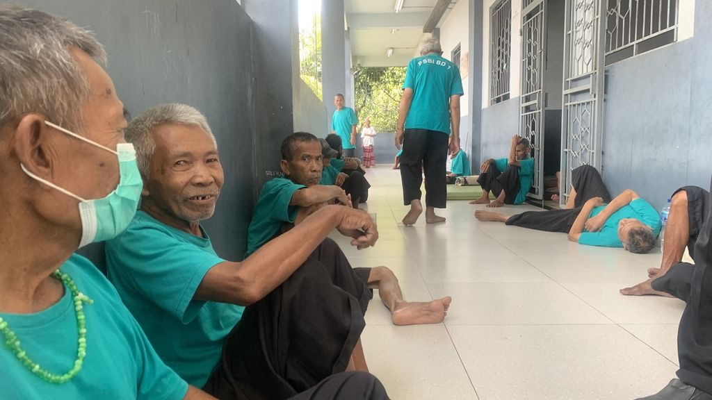 Sejumlah lansia warga binaan di Panti Sosial Bina Insan Bangun Daya, Kedoya, Jakarta Barat, Kamis (6/4/2023).