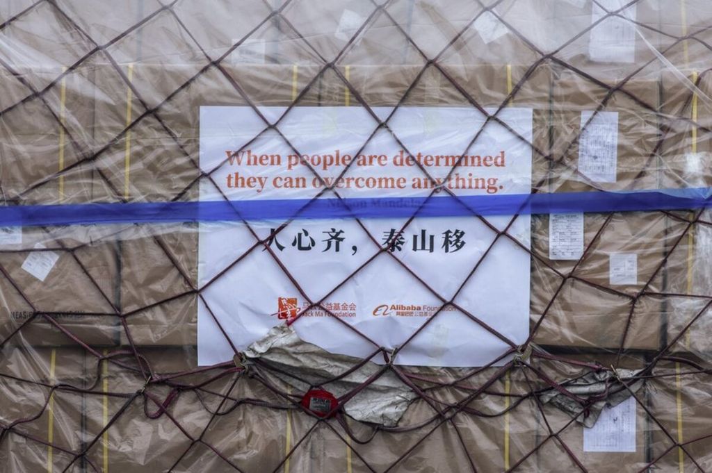 Paket sumbangan peralatan kesehatan dari Yayasan Jack Ma dan sejumlah konglomerat China, Minggu (22/3/2020), di Addis Ababa, Etiopia. Peralatan itu dikirim dari Guangzhou, kota di China yang kerap disambangi warga Afrika.