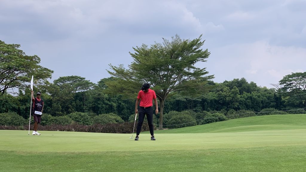 Pegolf Thailand, Sarit Suwannarut (24), bersiap melakukan pukulan saat mengikuti turnamen golf Indonesian Master 2022 di Royale Jakarta Golf Club, Jakarta, Minggu (4/12/2022). Selama empat hari total penyelenggaraan dengan 72<i> hole</i>, Suwannarut mencetak 268 pukulan atau atau 20 di bawah par.