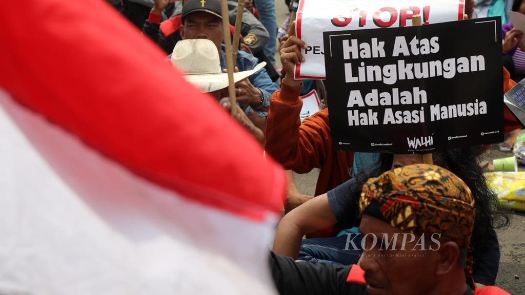 Sejumlah pengunjuk rasa berdemonstrasi di depan Istana Merdeka, Jakarta, Selasa (11/12/2018). Mereka menolak tindakan represif, manipulasi perkara (kriminalisasi), gugatan hukum, pengusiran paksa dan tindakan pelanggaran HAM lainnya kepada komunitas yang berjuang mempertahankan hak atas tanah, kampung, lingkungan yang sehat dan hak dasar lainnya.