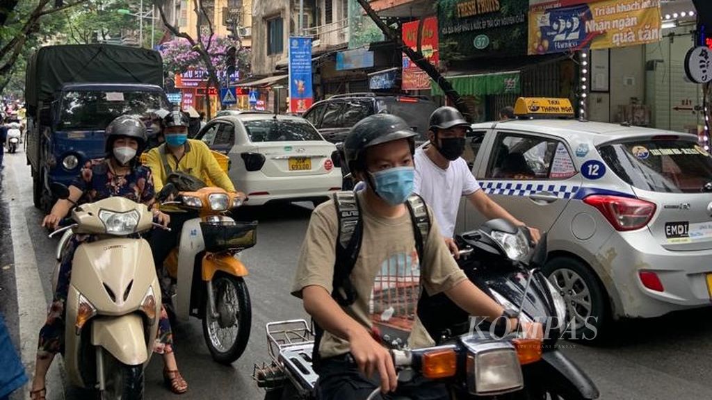 Suasana lalu lintas di kota Hanoi, Vietnam, Senin (23/5/2022).
