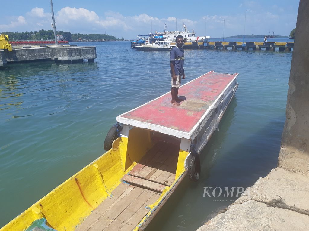 Perjalanan dari Pulau Doom melalui Dermaga Penyeberangan Sorong-Doom di Distrik Sorong Kota dengan menggunakan perahu motor. Biaya sewa perahu motor ke Doom berkisar dari Rp 20.000 hingga Rp 30.000. 
