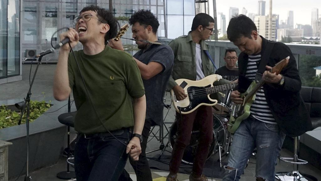 Aksi band The Brandals di acara Rooftop Gigs yang diadakan di Menara Kompas Jakarta pada Kamis, 16 Januari 2020. 