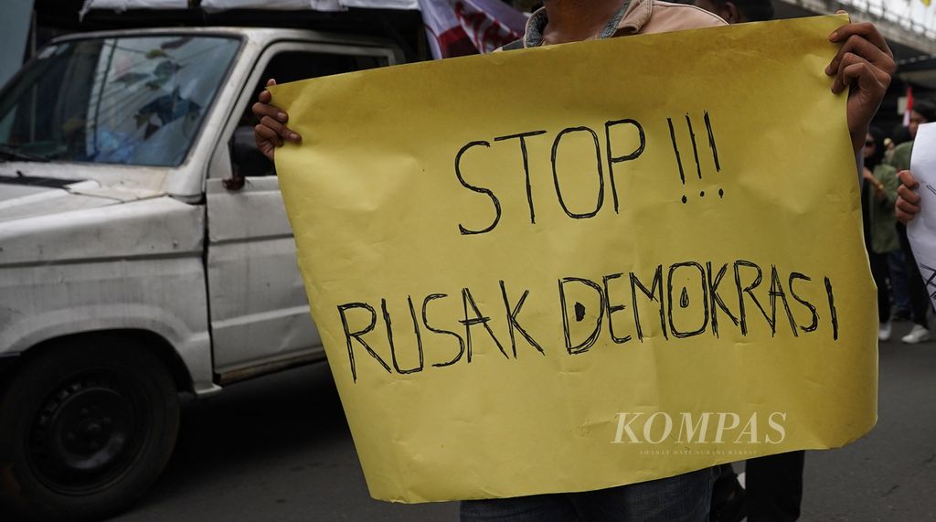 Salah satu poster yang dibawa mahasiswa dari beberapa perguruan tinggi di Jakarta ketika melakukan aksi <i>long march</i> menuju Istana Negara dari Kampus Universitas Trisakti, Jakarta, Rabu (7/2/2024).
