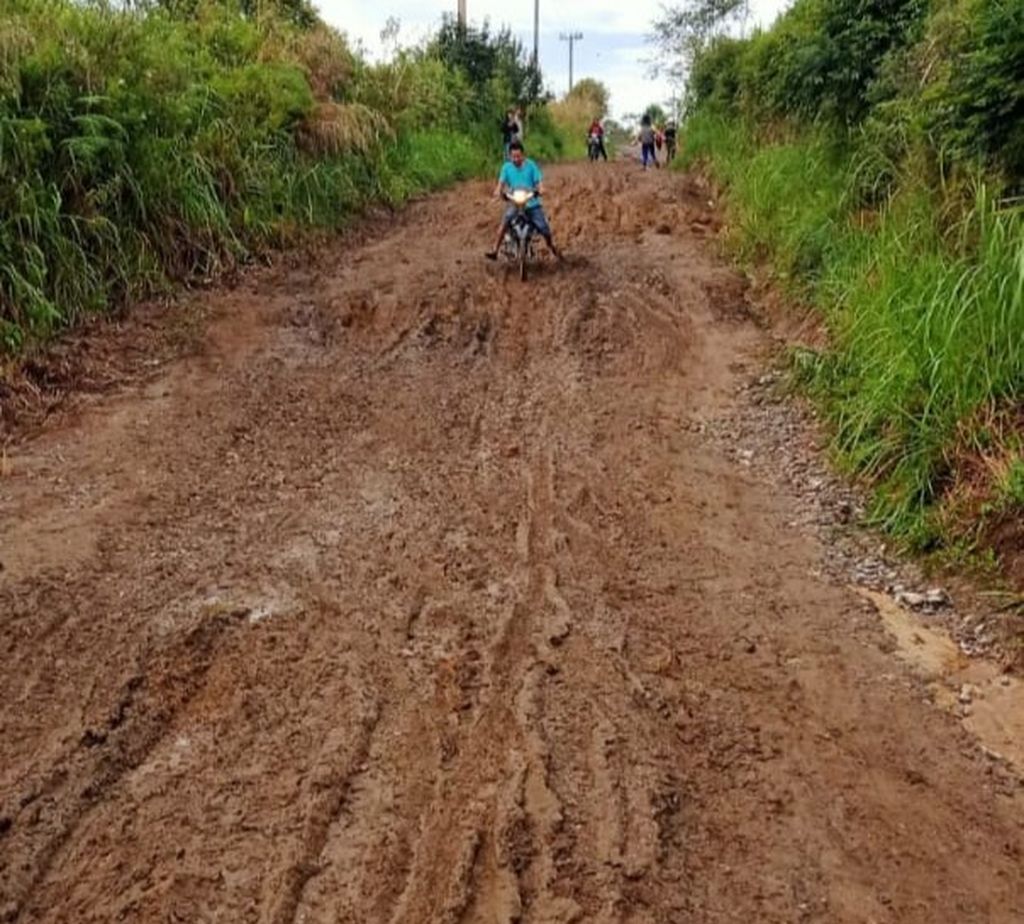 Warga melintas di jalan provinsi yang rusak berat di Kecamatan Borbor, Kabupaten Toba, Sumatera Utara, November 2022. Sudah belasan tahun jalan provinsi itu rusak tidak diperbaiki.