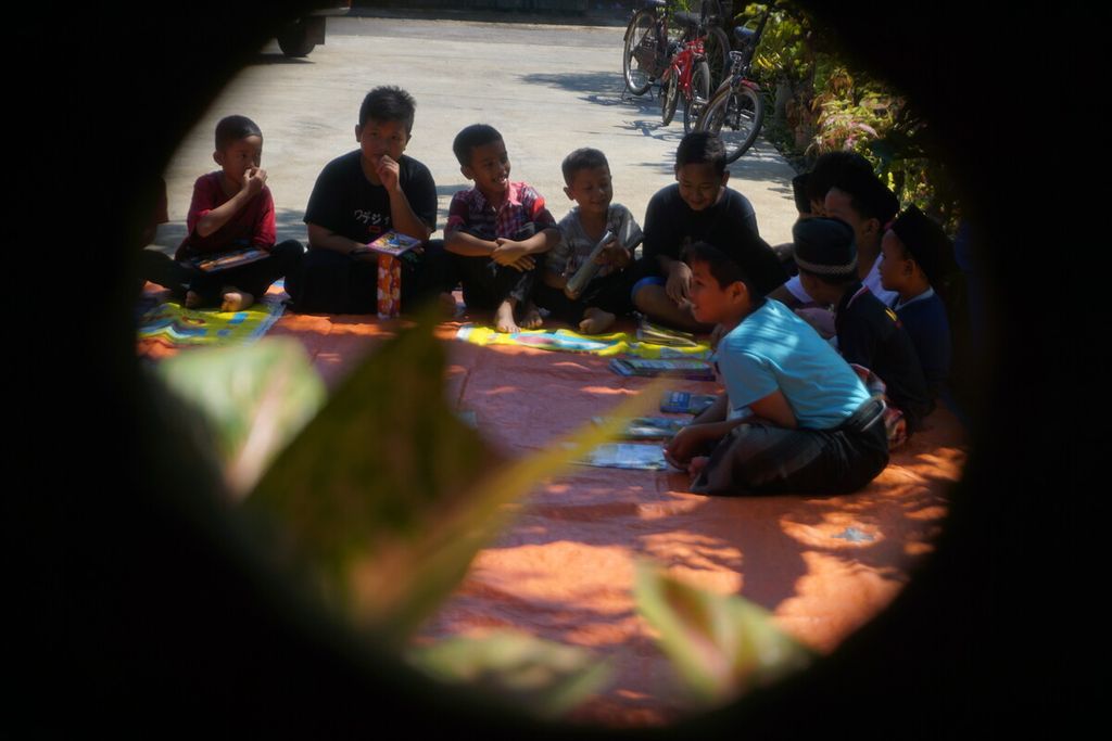 Sejumlah anak mengikuti acara di Perpustakaan Bergerak Limbah Pustaka di Desa Muntang, Kecamatan Kemangkon, Kabupaten Purbalingga, Jawa Tengah, Minggu (30/4/2023).