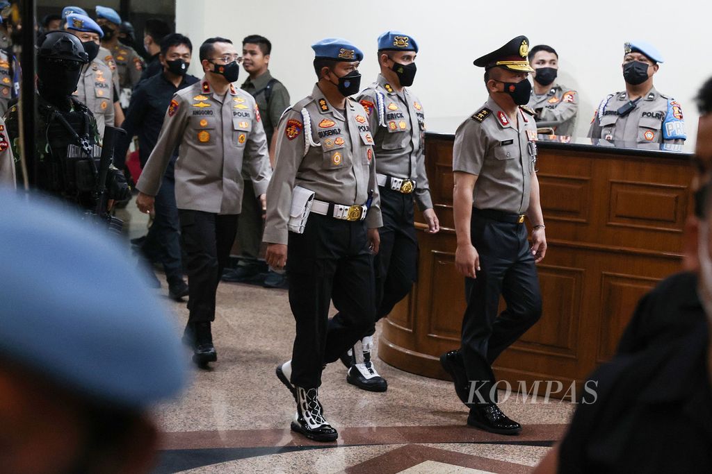 Bekas Kadiv Propam Polri Ferdy Sambo (kanan) saat akan menjalani sidang perdana kasus dugaan pelanggaran kode etik di Markas Besar Polri, Jakarta, Kamis (25/8/2022). 
