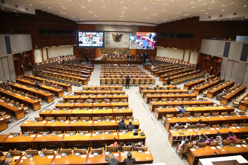 Suasana Rapat Paripurna DPR terkait pengambilan keputusan Rancangan Undang-Undang Tindak Pidana Kekerasan Seksual (RUU TPKS) di Kompleks Parlemen, Senayan, Jakarta, Selasa (12/4/2022). DPR resmi mengesahkan RUU TPKS menjadi undang-undang. Pengesahan ini dilakukan dalam Rapat Paripurna DPR RI Ke-19 Masa Persidangan IV Tahun Sidang 2021-2022. 