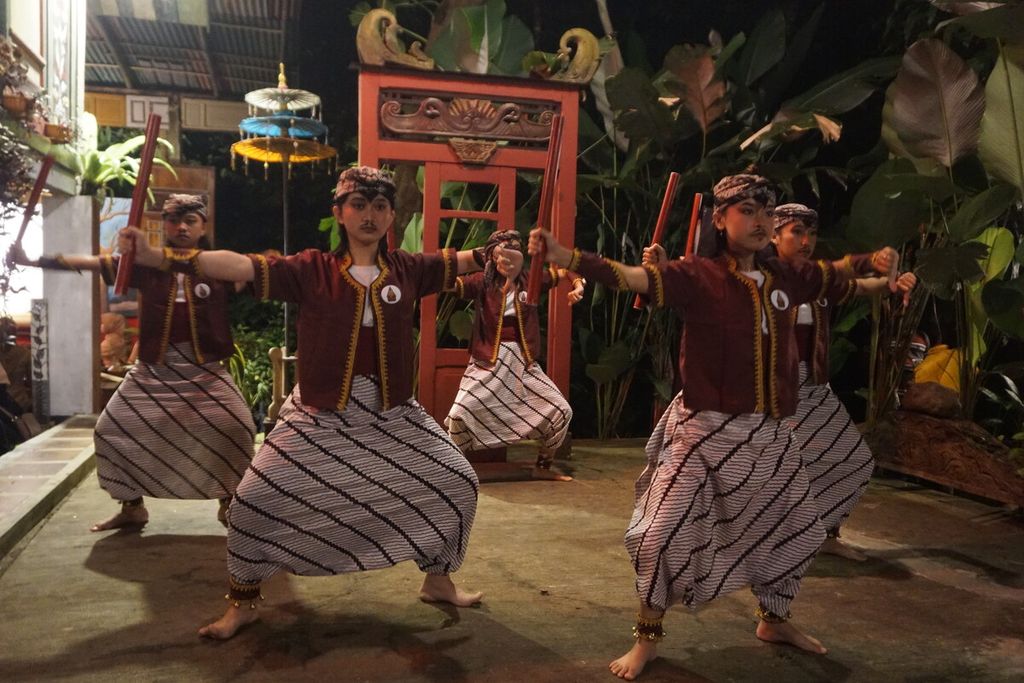 Tari ujungan membuka pertunjukan wayang kartun dengan lakon Dongeng 113 Tahun Ujungan Sidareja, di Desa Sidareja, Kaligondang, Purbalingga, Jawa Tengah, Sabtu (11/3/2023).
