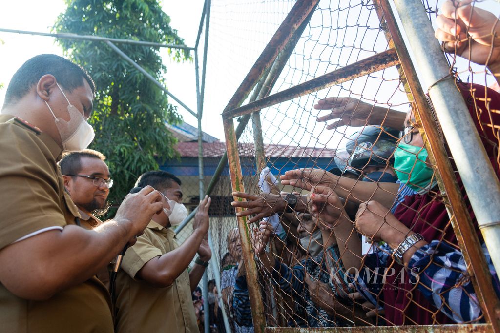 Ribuan warga mengantre sejak pagi untuk mendapatkan minyak goreng seharga Rp 14.000 per liter di Disperindag Sultra, Kendari, Selasa (15/3/2022). Harga minyak goreng di wilayah ini masih tinggi, mencapai Rp 60.000 per liter.