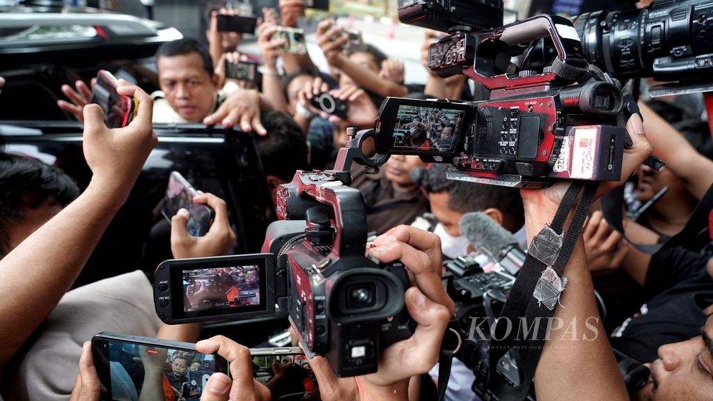 Para jurnalis berusaha mendapatkan keterangan dari bekas Menteri Pertanian Syahrul Yasin Limpo setelah ia diperiksa oleh penyidik Komisi Pemberantasan Korupsi (KPK) di Gedung Merah Putih KPK, Jakarta, 23 November 2023. Wartawan turut bertanggung jawab mendorong masyarakat mengurangi praktik yang merusak lingkungan.