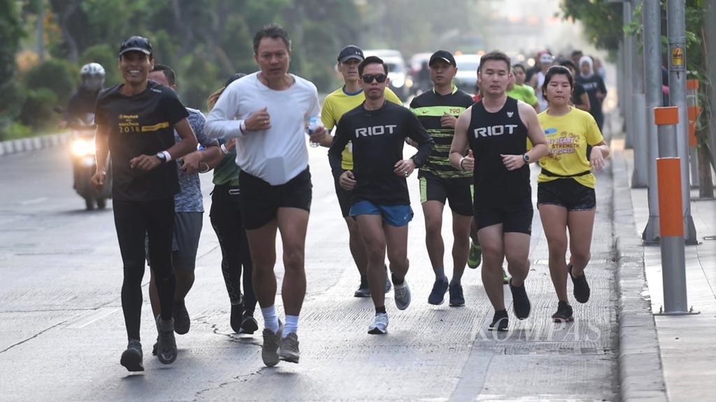 Pelari dari berbagai komunitas mengikuti Lari Bareng Head To Borobudur Marathon 2018, Surabaya, Jatim, Sabtu (20/10/2018). 