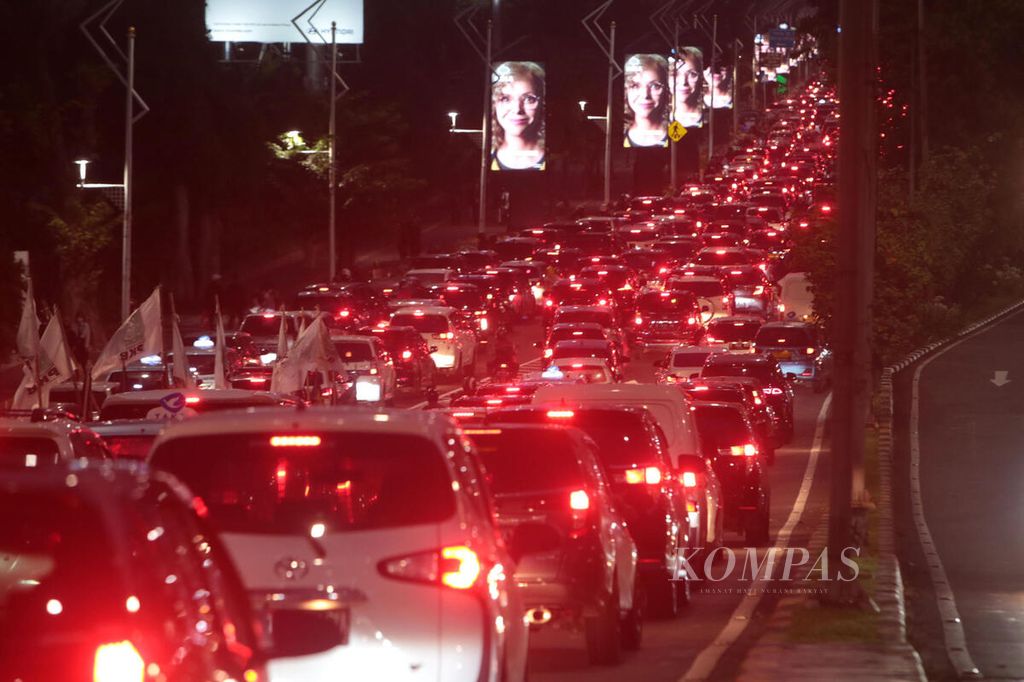 Kemacetan lalu lintas di Jalan Gerbang Pemuda, Senayan, Jakarta, Sabtu (30/7/2022). Kepadatan terjadi karena banyak kendaraan yang akan masuk ke kompleks Gelora Bung Karno. Banyak acara digelar di kawasan GBK, mulai dari pertandingan olahraga, pameran kecantikan, hingga konser musik. 