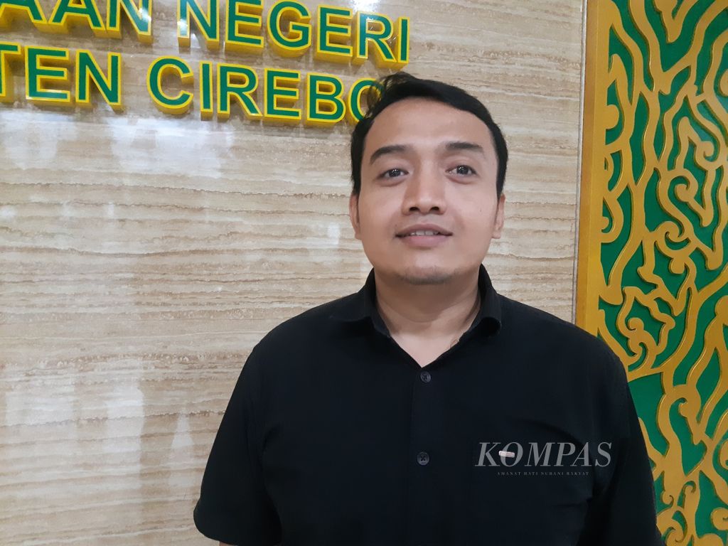 Kepala Seksi Intelijen Kejaksaan Negeri Kabupaten Cirebon Ivan Yoko Wibowo saat diwawancarai di Cirebon, Jawa Barat, Selasa (28/2/2023).