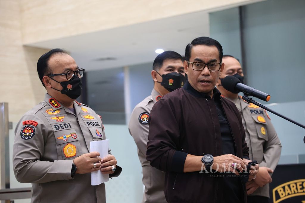 Kepala Divisi Humas Polri Irjen (Pol) Dedi Prasetyo (kiri) didampingi Direktur Tindak Pidana Umum Badan Reserse dan Kriminal Polri Brigjen (Pol) Andi Rian R Djajadi (kanan depan) mengumumkan penetapan tersangka pembunuhan Brigadir J di Mabes Polri, Jakarta, Rabu (3/8/2022) malam. Penyidik Polri menetapkan Bharada E sebagai tersangka dalam kasus penembakan yang menewaskan Brigadir J di rumah dinas Kadiv Propam Polri nonaktif Ferdy Sambo. 
