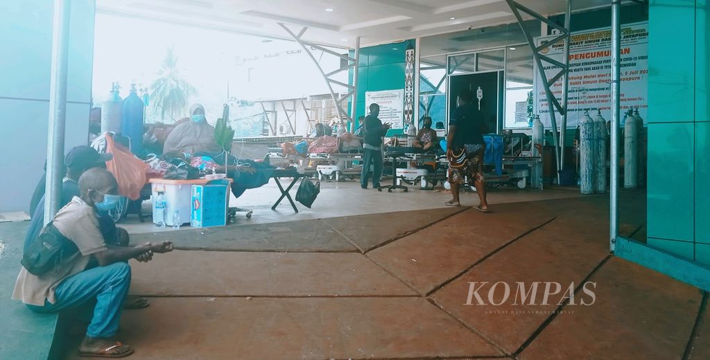 Tampak sejumlah pasien Covid-19 yang terpaksa menjalani perawatan di halaman ruang Instalasi Gawat Darurat (IGD) salah satu rumah sakit di Kota Jayapura, Papua, Jumat (16/7/2021).