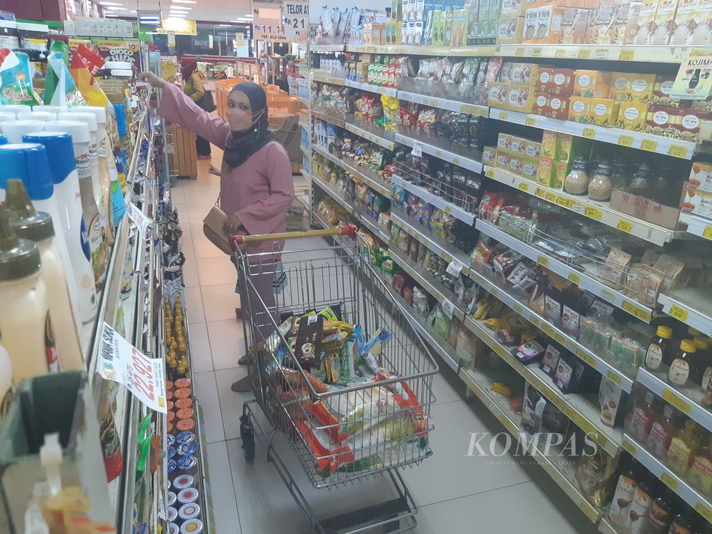 Suasana sebuah pusat perbelanjaan di Kota Cirebon, Jawa Barat, pada hari pertama pemberlakuan pembatasan kegiatan masyarakat (PPKM) level 4, Senin (26/7/2021). Dalam PPKM level 4, supermarket, toko swalayan, dan pasar rakyat yang menjual kebutuhan sehari-hari diizinkan buka hingga pukul 20.00.