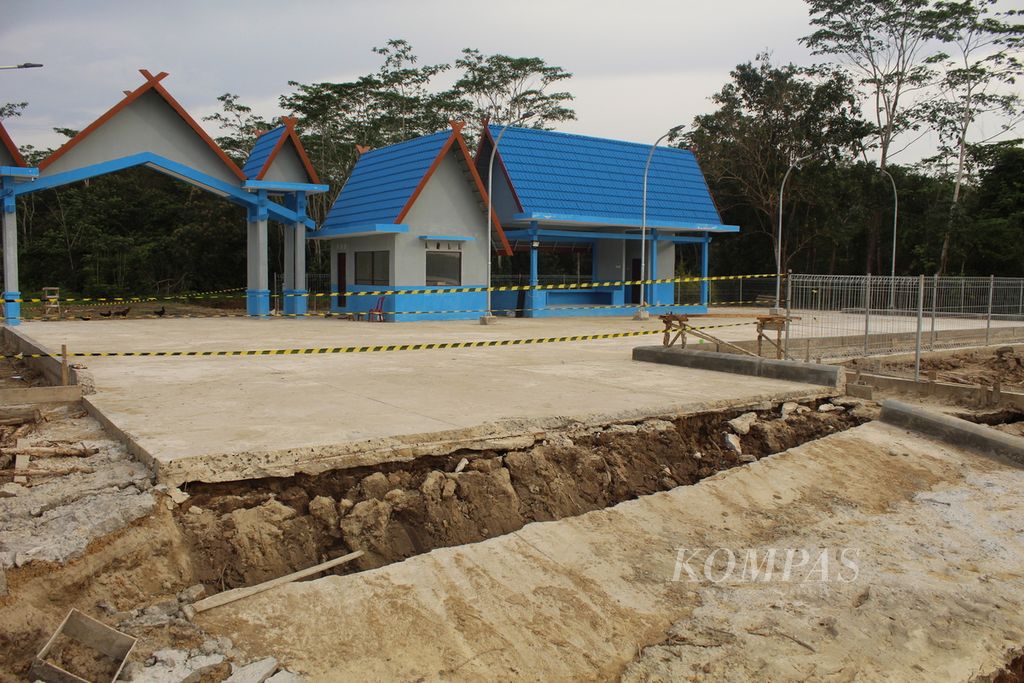 Patahan lantai dermaga di Desa Pangkoh Hulu, Kabupaten Pulang Pisau, Kalimantan Tengah, mulai tenggelam ke dalam Sungai Kahayan, Kamis (27/1/2022). Dermaga pendukung<i></i>lumbung pangan itu ambruk sebelum digunakan.