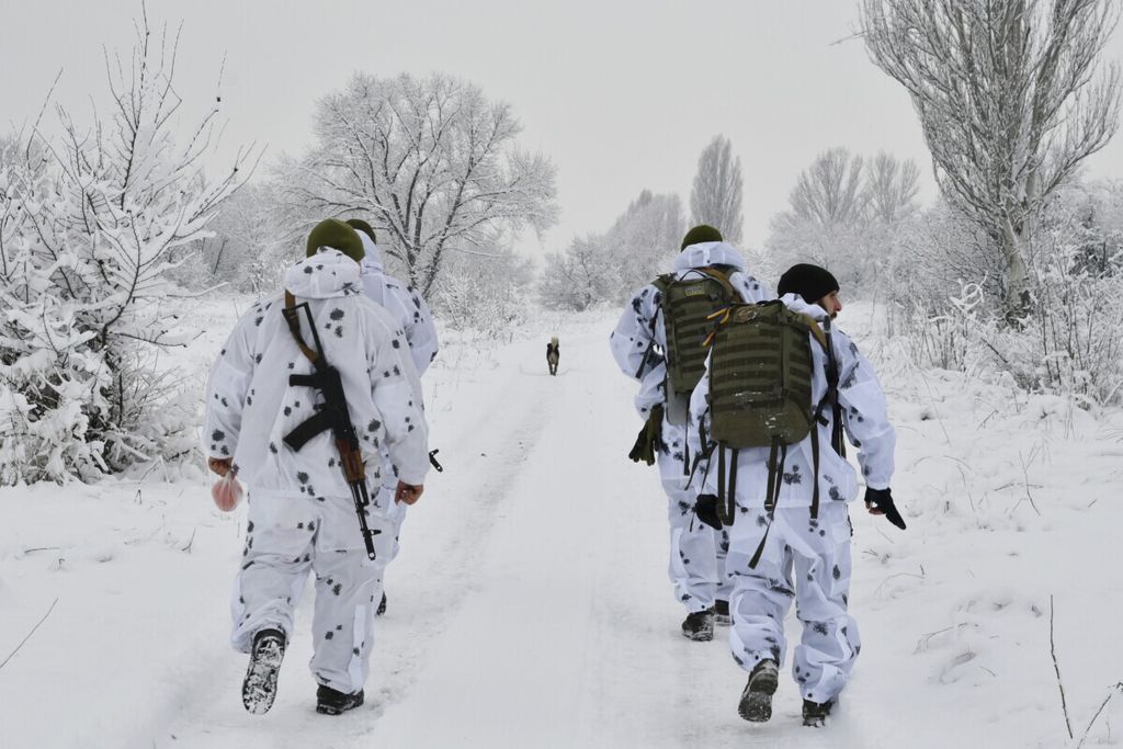 Tentara Ukraina berjalan menuju posisi di garis depan dengan kawasan di luar Verkhnotoretske di distrik Yasynuvata, kawasan Donetsk, sebelah timur Ukraina, 27 Desember 2021.