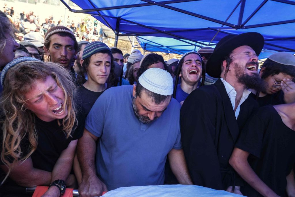 Para kerabat dan teman meratap saat pemakaman remaja Israel, Nahman Mordof (17), di pekuburan permukiman Israel, Shilo, di wilayah pendudukan Tepi Barat, Rabu (21/6/2023). 
