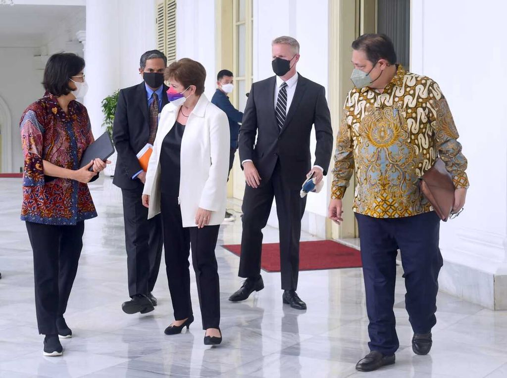 Menko bidang Perekonomian Airlangga Hartarto dan Menteri Keuangan Sri Mulyani Indrawati saat menerima Delegasi Dana Moneter Internasional, Minggu (17/7/2022) di Istana Bogor, Jawa Barat, sebelum bertemu dengan Presiden Joko Widodo.