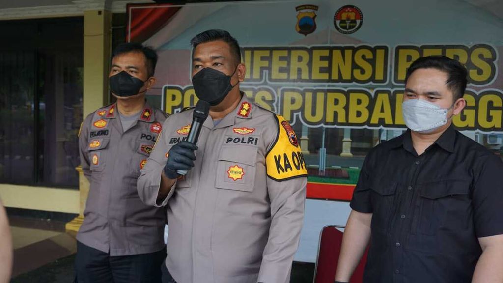 Jajaran Kepolisian Resor Purbalingga memberikan keterangan pers terkait pencabulan oleh guru SMP negeri di Purbalingga, Jawa Tengah, Rabu (9/3/2022).