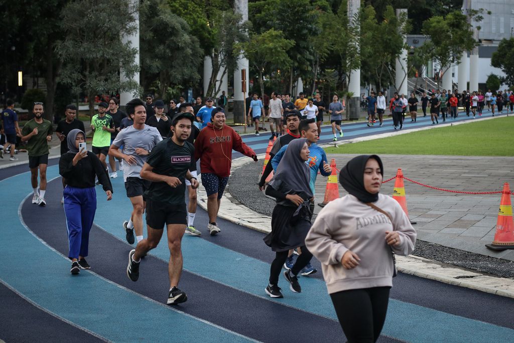 Dozens of people exercise at Gasibu Field, Bandung City, West Java, Tuesday (4/4/2023). Sports activities in the month of Ramadan before breaking the fast are effective in burning fat in the body.