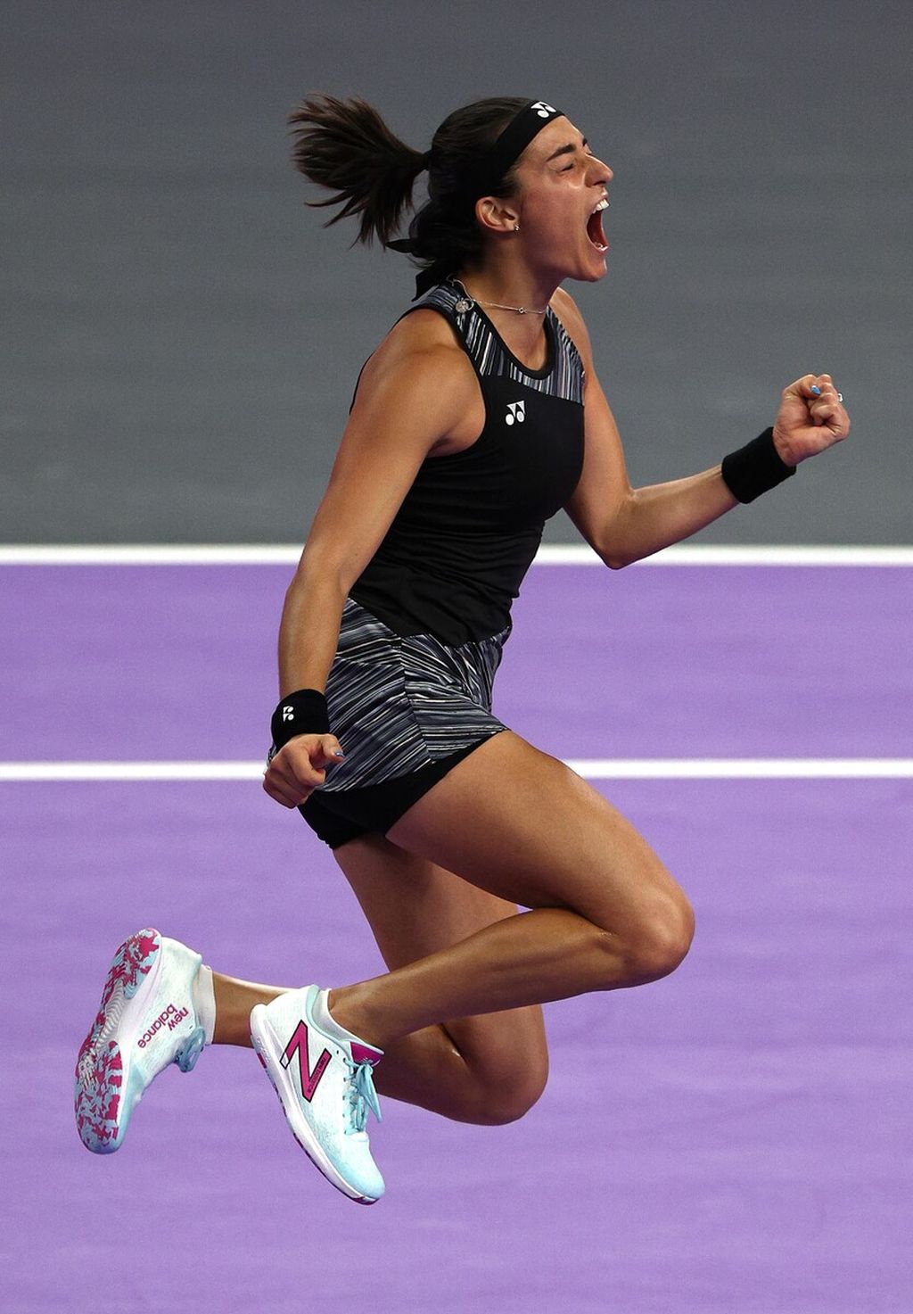 Petenis Perancis, Caroline Garcia, melakukan selebrasi setelah mengalahkan petenis Yunani, Maria Sakkari, dalam pertandingan semifinal Final WTA di Fort Worth, Texas, Senin (7/11/2022) pagi WIB. Garcia mengalahkan Sakkari, 6-3, 6-2. 