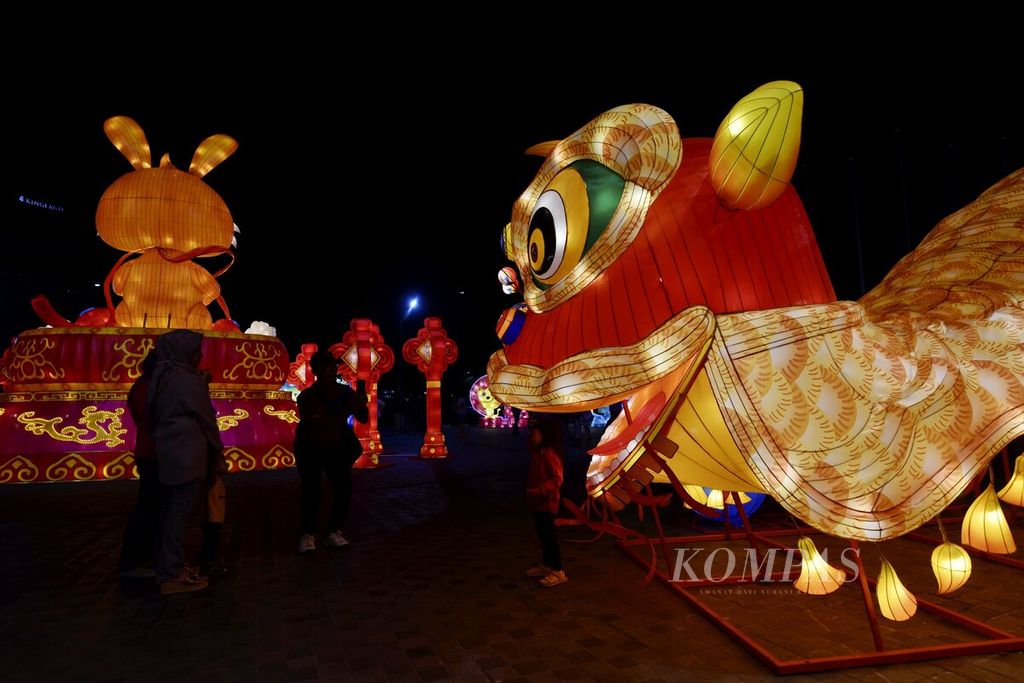 Lampion dengan bentuk karakter barongsai dalam Festival Lentera di Mal Living World Alam Sutera, Tangerang Selatan, Selasa (17/1/2023) malam. 