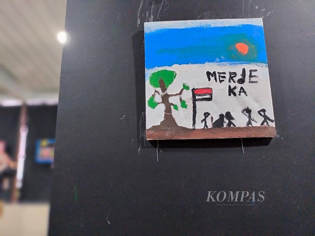 Seorang anak menambahkan tulisan merdeka dalam lukisan karyanya yang dipajang di Museum BPK-RI, Kota Magelang, Jawa Tengah, Selasa (22/8/2023).