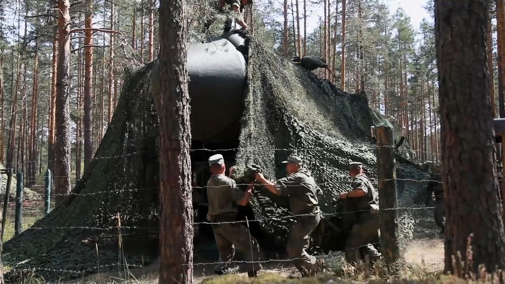 Dalam foto yang disiarkan pada Juli 2024 oleh Kementerian Pertahanan Rusia ini, sejumlah tentara berlatih mengoperasikan peluncur rudal balistik Yars. Rudal itu bisa mengangkut bom nuklir.