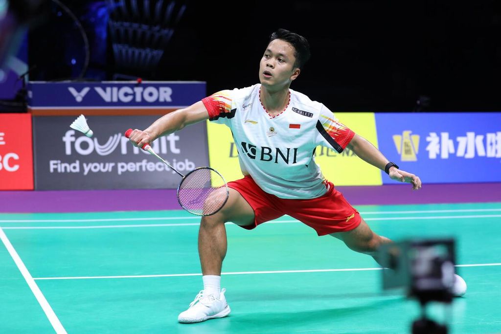Anthony Sinisuka Ginting played against Shi Yu Qi (China) in the opening match of the Thomas Cup final at the Chengdu Hi Tech Zone Sports Center Gymnasium, China, on Sunday (5/5/2024). Anthony lost with a score of 21-17, 21-6.