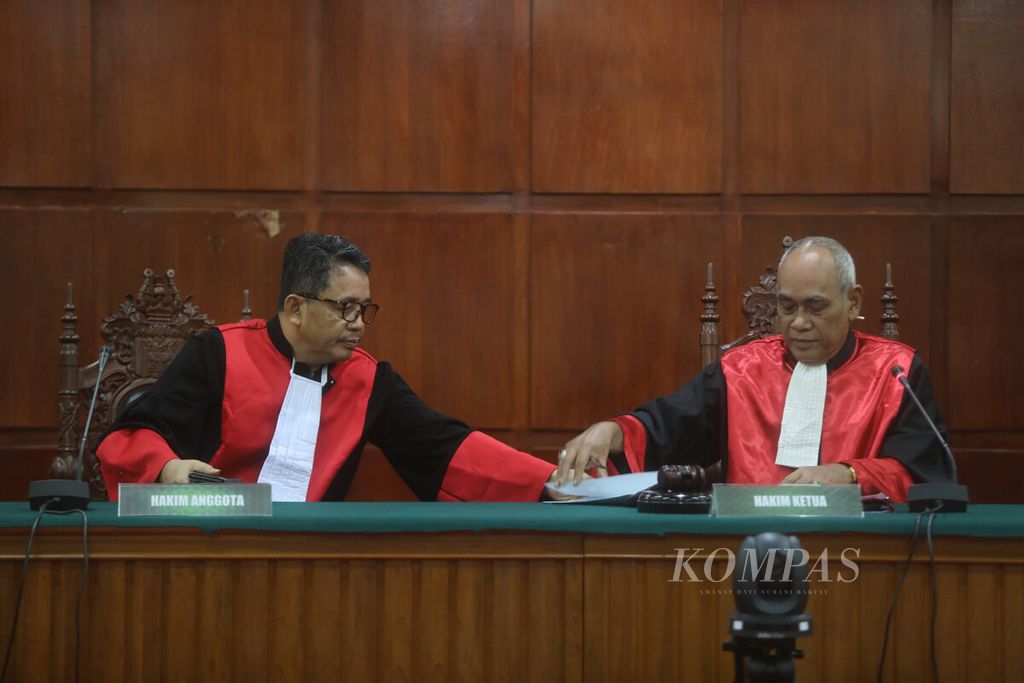 Majelis hakim bergantian membacakan putusan banding dalam sidang perkara perdata Partai Rakyat Adil Makmur  terhadap Komisi Pemilihan Umum terkait tahapan Pemilu 2024 di Pengadilan Tinggi DKI Jakarta, Selasa (11/4/2023).